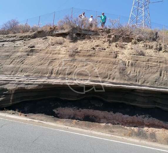 Vallado sobre el material volcánico que reviste peligro de derrumbe, según los vecinos/TA.